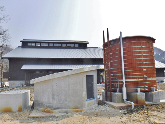 金沢工業大学「白山麓キャンパス」内に地元白山地区の杉を使用した木製源泉槽
